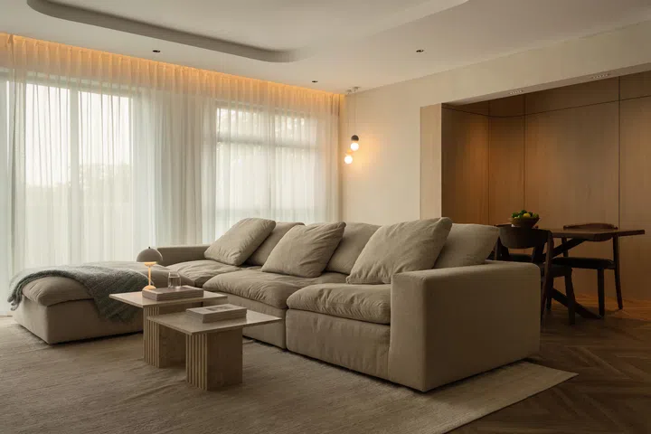 All appliances are operated via the smart home system, including curtains and lights. 