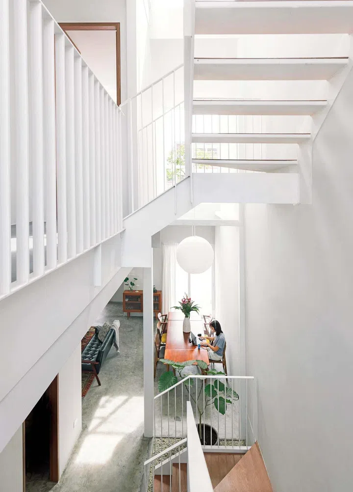 The void
establishes
spatial and visual
connections
between levels.