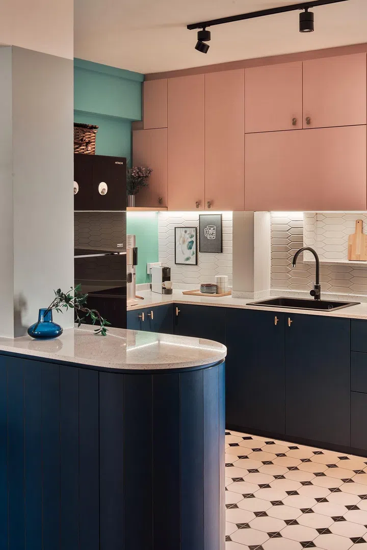 By removing the kitchen wall, they could accommodate additional countertop space in this 1,592 sq ft HDB executive apartment in Queenstown.