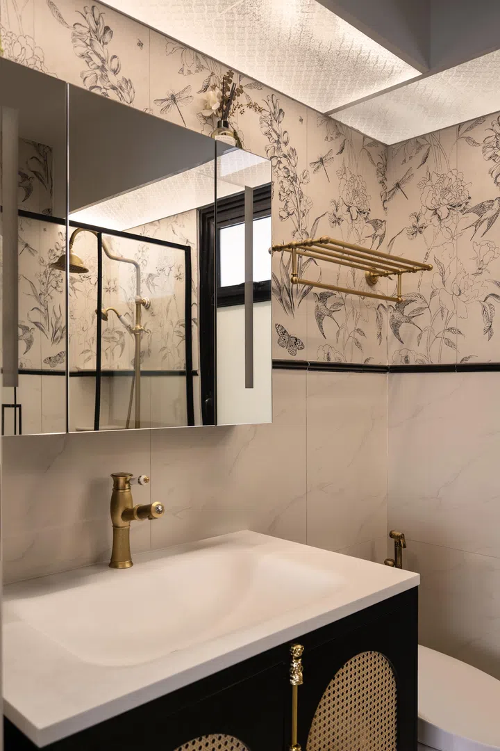 The En Suite features contrasting textures.