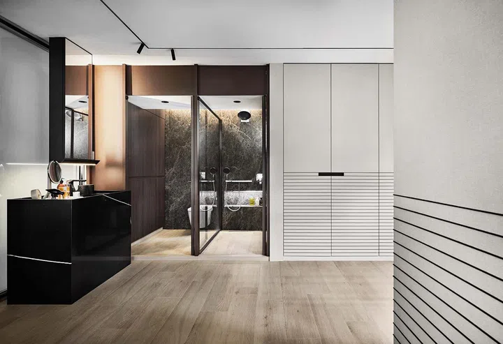 Walk-in wardrobe leads to bathroom, separating it from the master bedroom in this HDB executive apartment at Rivervale Plains.