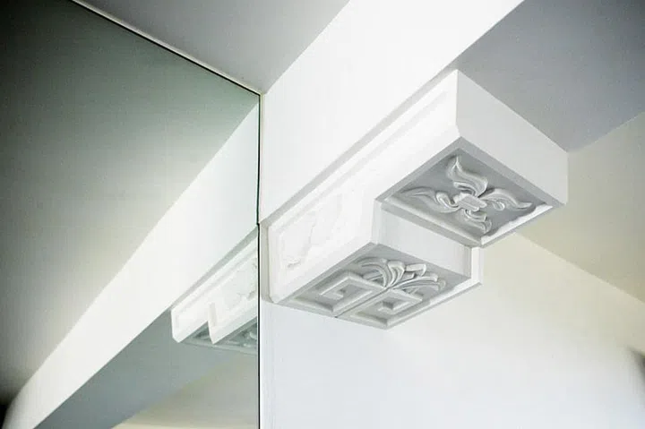 Moulding with auspicious knot motifs was added to counter the “suppressive” nature of the beams.
