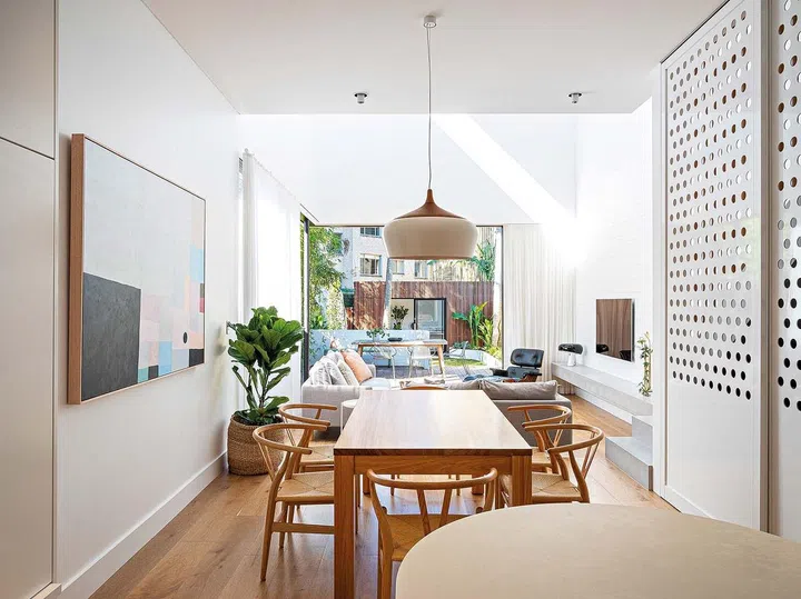 One of the objectives of this renovation was to connect the living areas to the backyard.