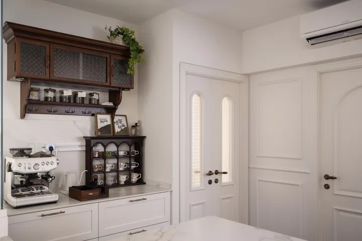 The coffee and tea corner.