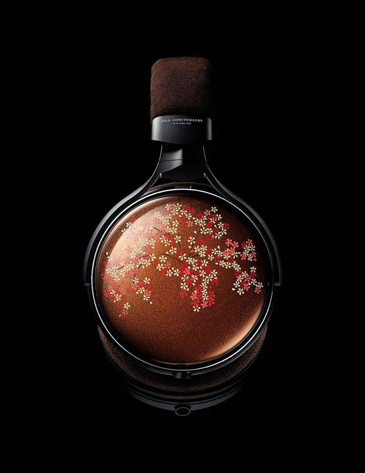 The Audiophile
closed-back
dynamic wooden
headphones
cater to the new
generation of
digital music
listeners too.