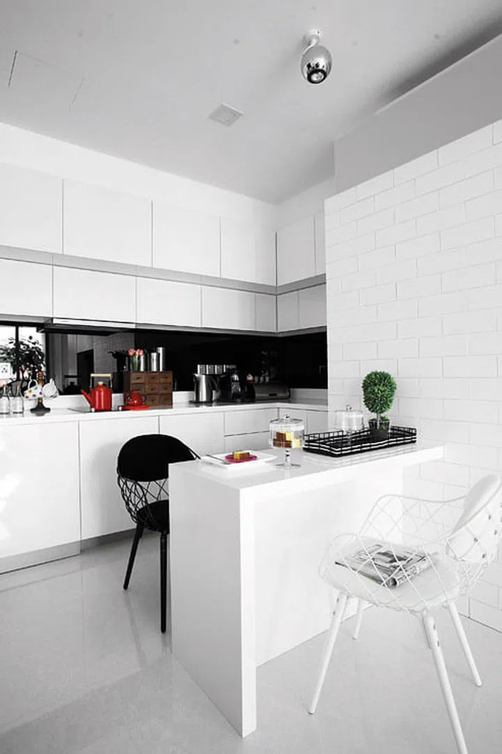 Instead of a traditional dining set, homeowner Madeline opted for a small built-in table to save space as she lives by herself.