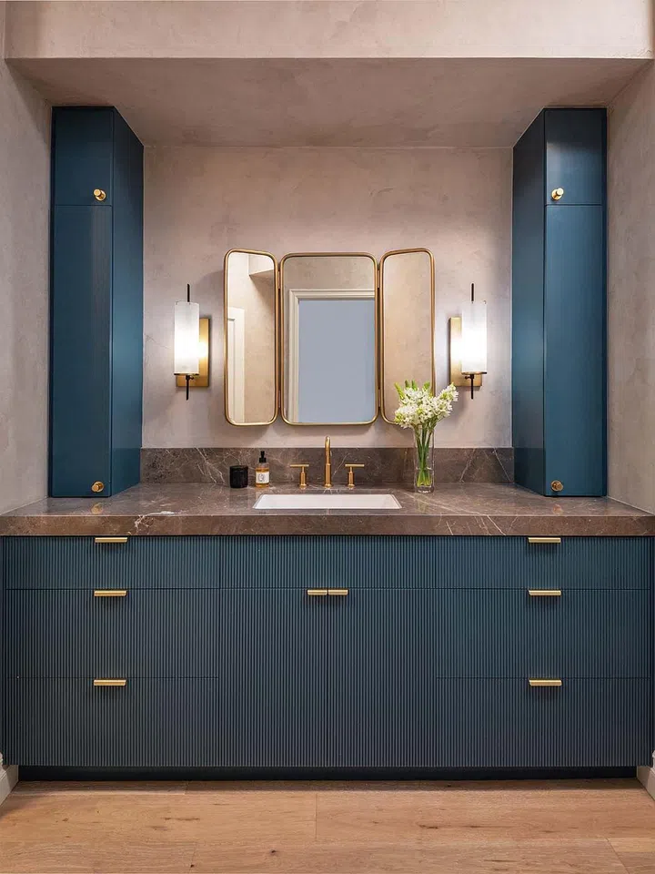 Stucco-style walls in the bathroom add to the rustic nature of the interior design.