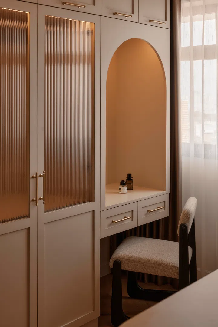 Fluted glass door panels in the master bedroom’s closet in a 4-room HDB BTO (1,004 sq ft) in Bishan, designed by RENOSTUD.IO.