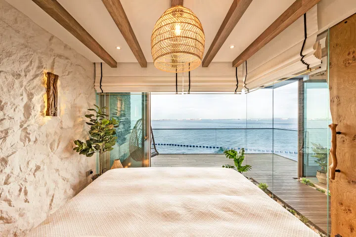 It screams “relaxed beach vibes,” where nothing weighs too heavily. 