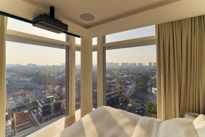 The master bedroom offers a panoramic view of East Coast and Singapore’s cityscape. It’s this sight that got Ryan enamoured. 