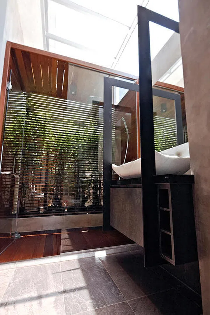 dark bathroom design