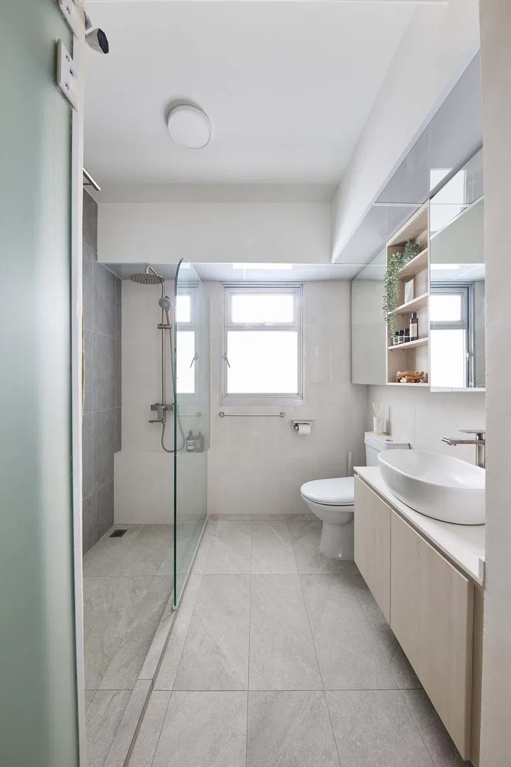 Master bathroom with a frosted glass door.