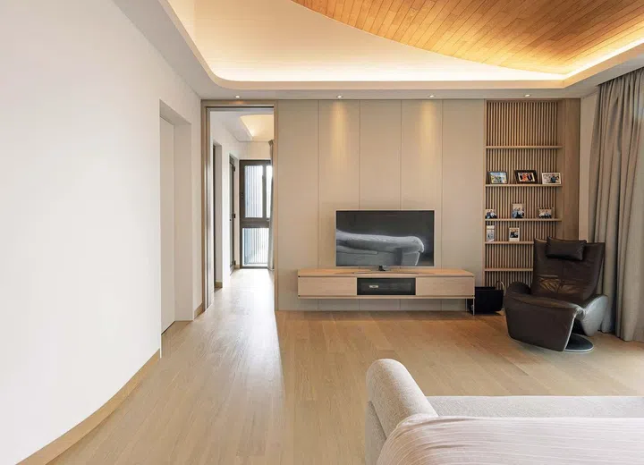 The “ren” roof’s
presence is
significant both
outside and
inside the home.
It is visible from
various spaces
within the home,
including the
master bedroom.