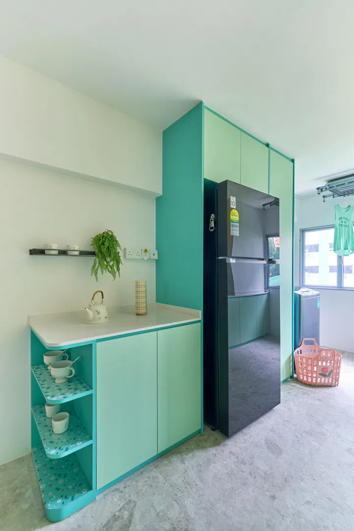 Working to Qi Xuan’s advantage was Priscilla’s need for a pastel palette. Pastel tones are already all soft and light, and so you have the flexibility to play around with varying colours. For example, the interior designer selected EDL ESG6300N Spring Green for the coffee nook door and EDL ESF5020T Fruit Green for the carcass. 