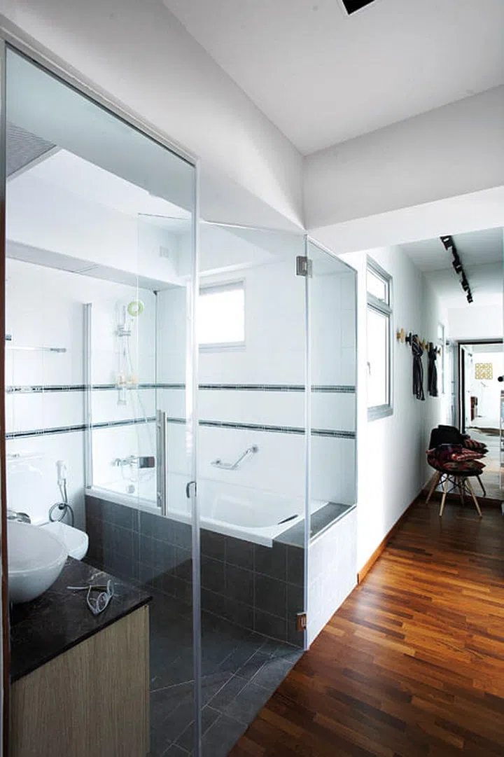 Few would extend an open concept to their washroom, but the couple don’t find it embarrassing since it’s in their bedroom.