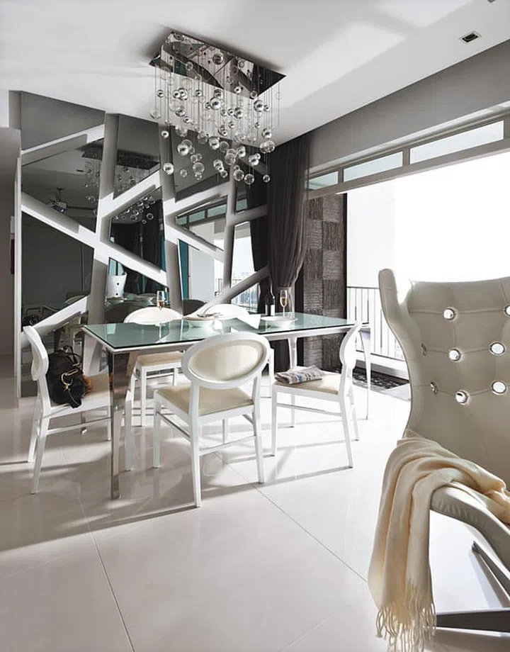 Other light hues, like the soft cream of the leather upholstery on the dining chairs, imbue the space with warmth.