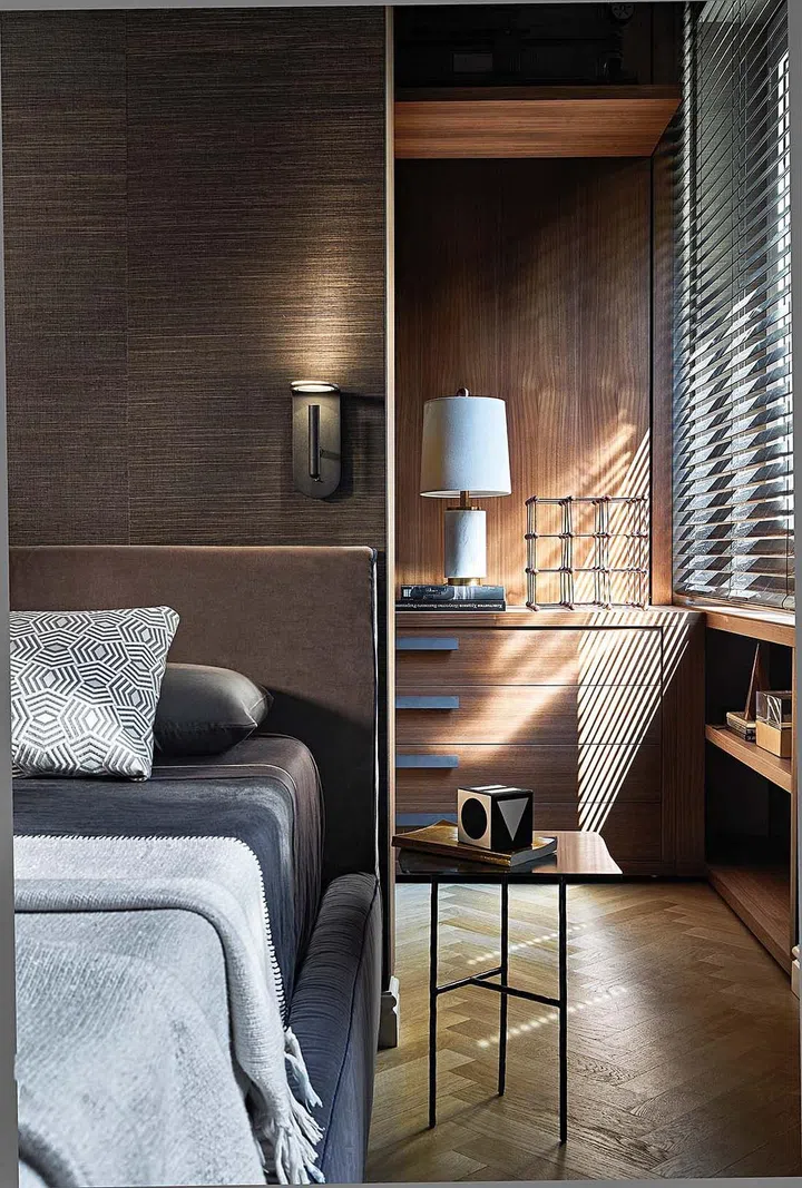 Furniture, lighting and decorative accessories by Francesca Bassi, CC-tapis, Tokujin Yoshioka, Gallotti&Radice, Carlo Colombo, FontanaArte and Konstantin Grcic, among others, adorn the different spaces.