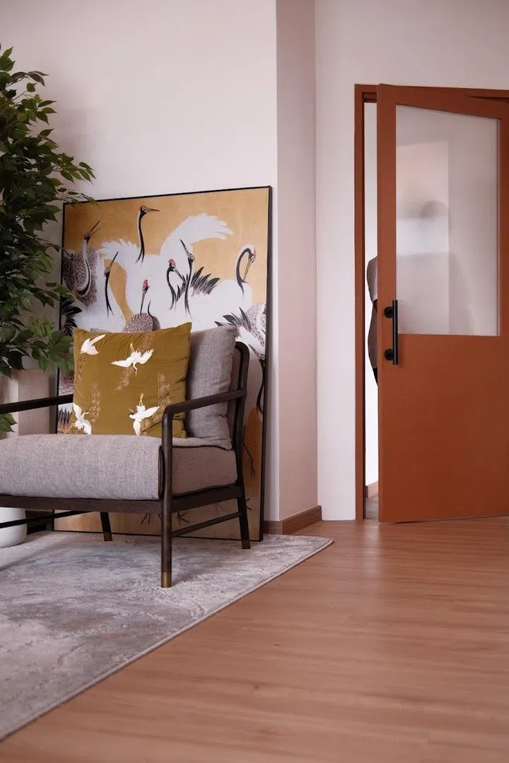 A soft, neutral palette paired with breathable materials reduces heat retention, while the introduction of greenery begins to shape a cooler, more restful atmosphere.