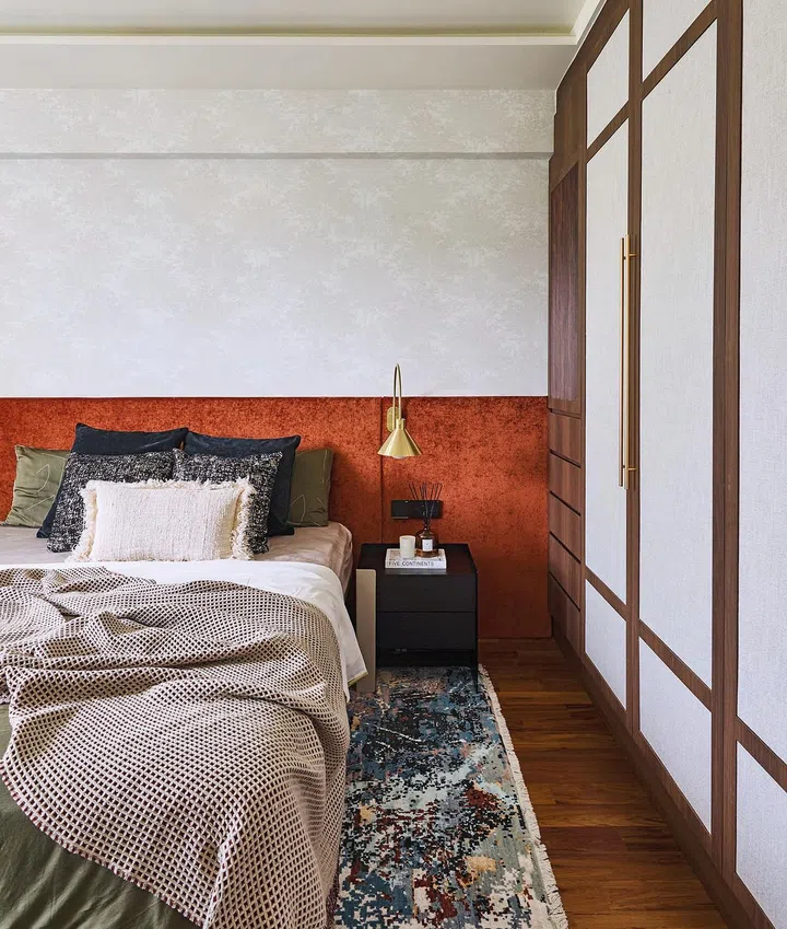 A mix of built-in
furnishings
and loose
furniture in the
master bedroom
produces
a laidback
character.