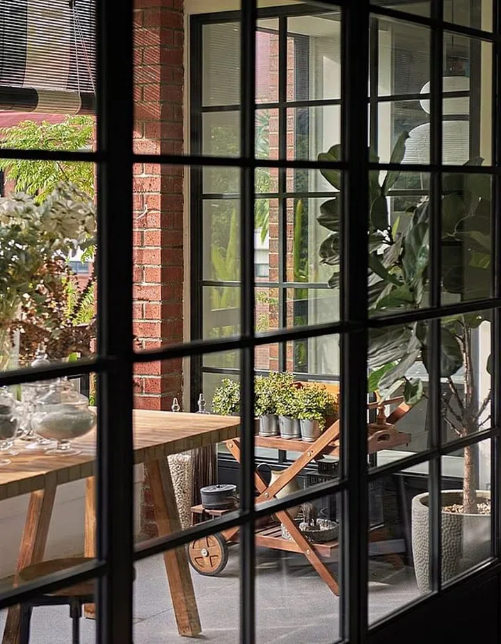 Credit: Door panels open up to a balcony. (Photo: Wynk Collaborative)
