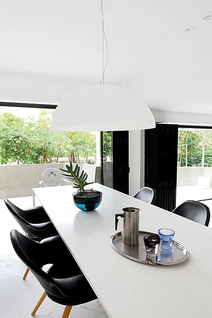 As the homeowners enjoy having friends over, they chose a 3m-long dining table that brings out the best of the elongated, narrow space.