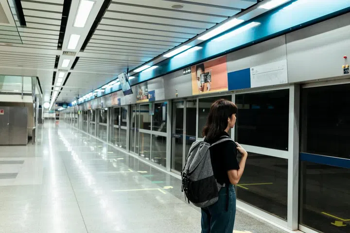 Asian thai backpacker woman waiting for metro underground at the gate on platform. Photo 123RF