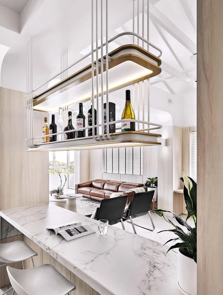 The bar is ideally
located between
the open study
and kitchen to
bridge the two
spaces across
the corridor.