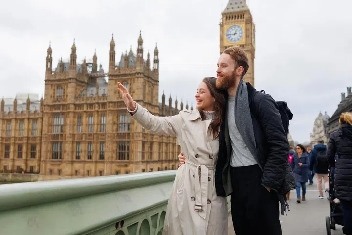Young couple looking at famous places in London. Photo 123RF