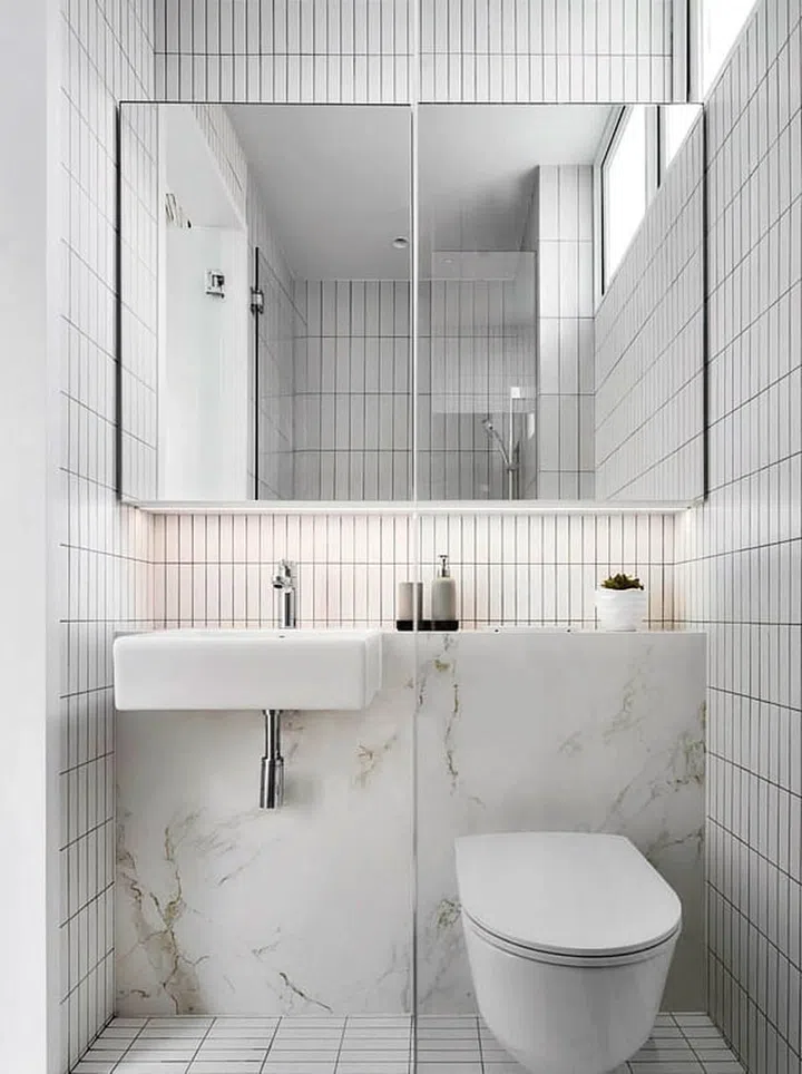An all-white
palette for the
daughter’s
attached
bathroom gives
a fresh and airy
feel.