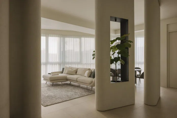 Close to the vibrant enclave of Serangoon Gardens, where the hum of suburban life coalesces with the tranquil charm of landed homes, you’ll find a private condominium that has undergone a remarkable transformation into a home that epitomises contemporary elegance and innovative design.