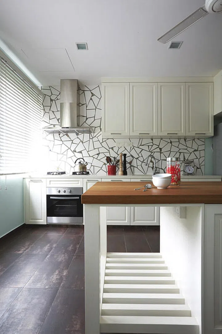 Interior designer Irene Toh of Spacious Planners proposed demolishing the walls that separated the original wet and dry kitchens, yard, yard toilet and storeroom. The result is an expansive kitchen that flows into the dining room.