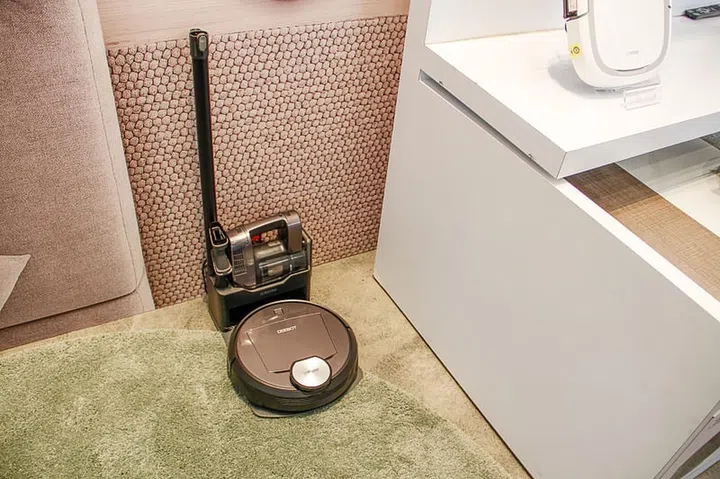 The R98 comes with a detachable cordless handheld vacuum, which charges at the same docking station as the robot vacuum.