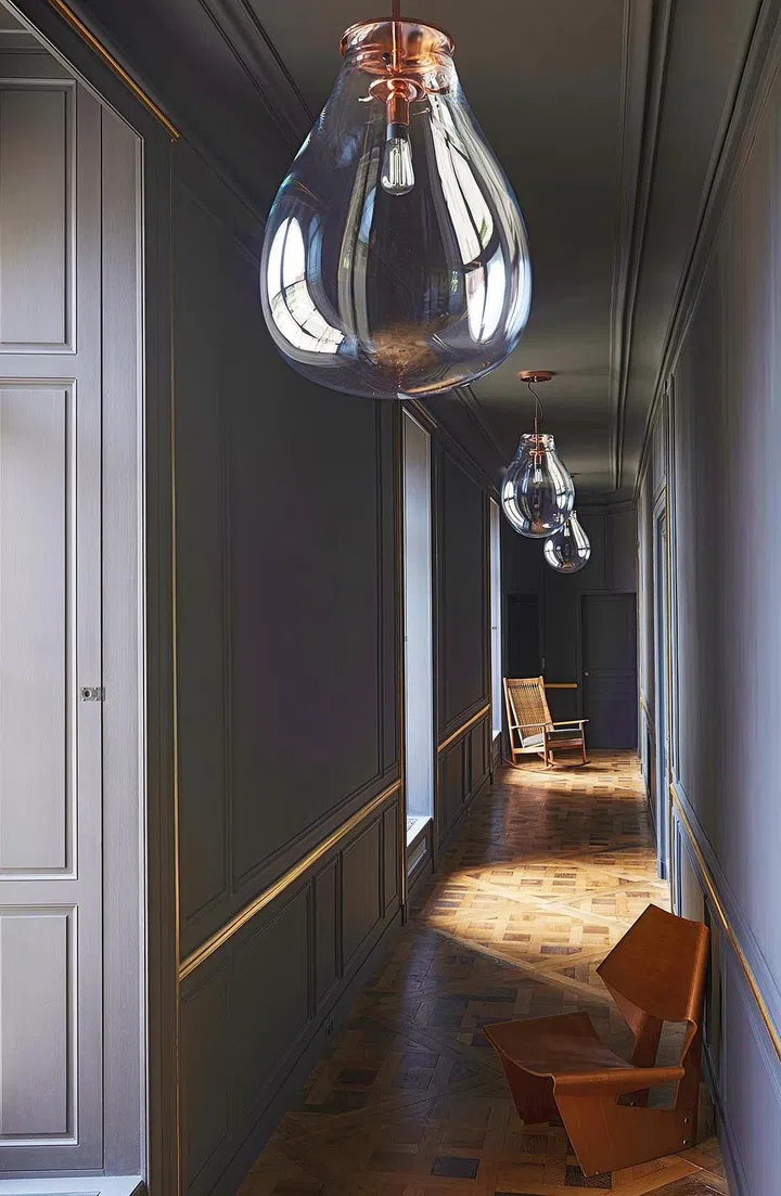 The moody atmosphere in the hallway.