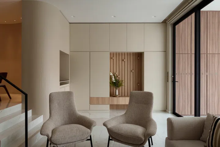 Full-height built-ins and carefully integrated storage keep the shared family spaces calm and uncluttered, despite the demands of multigenerational living.