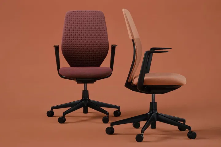 The ACX Office Chair by Vitra’s name is a portmanteau of the initials of the designer’s name (AC) and the number 10 in Roman numerals (X). 