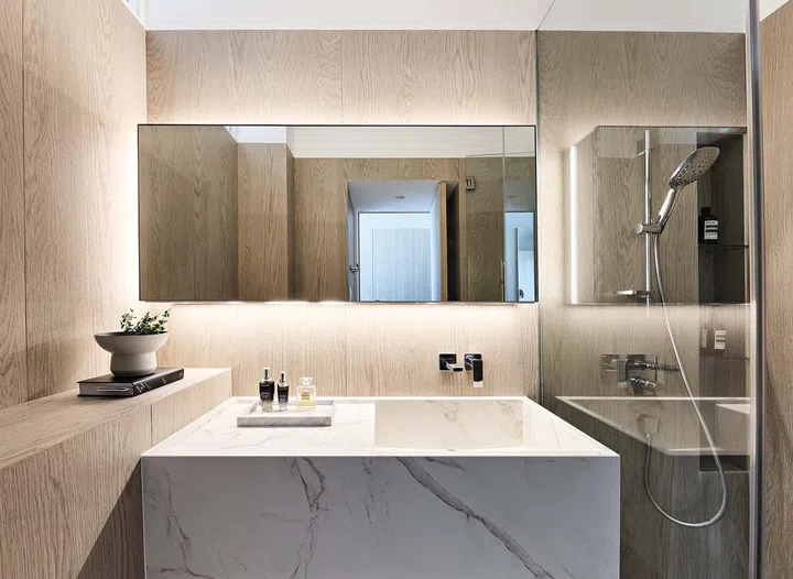 The wall tiles
in the master
bathroom stop
short of going
full-height,
similar to other
elements in
the house such
as the built-in
wardrobes and
laminate panels
around walls.