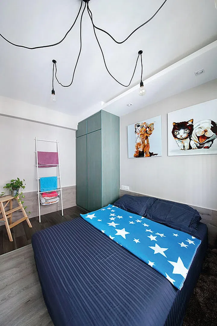 The bed in the compact master bedroom is built on a low platform to make it look less ”bulky”.