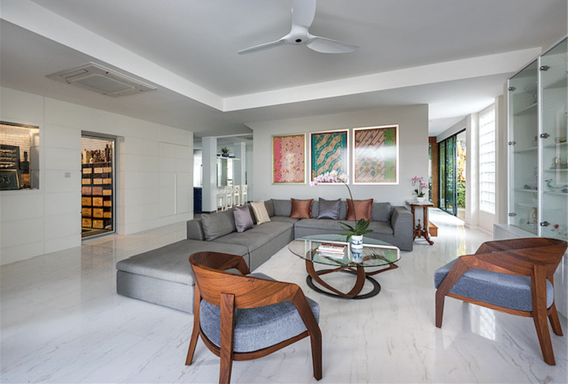 Home to a couple in their 60s, their son, daughter-in-law and helper, Selina and Bel of Collective Designs designed this bungalow to house the familyʼs collection of furniture and accessories, while crafting contemporary-style interiors with plenty of space for entertaining guests.