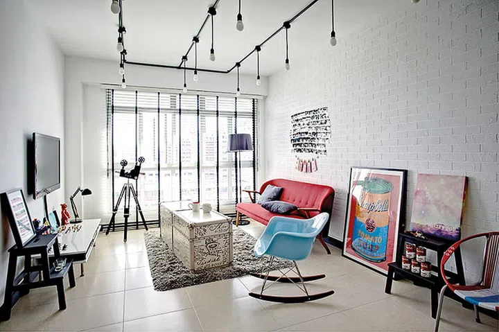 The vibrant colours of the furniture, accessories and art pieces give the black and white living room a playful twist, and add a vintage touch.