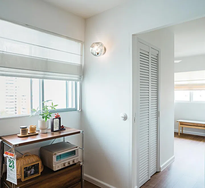 The couple
intended one
room to be
turned into the
study. They
opted to move
the storeroom
into this room.