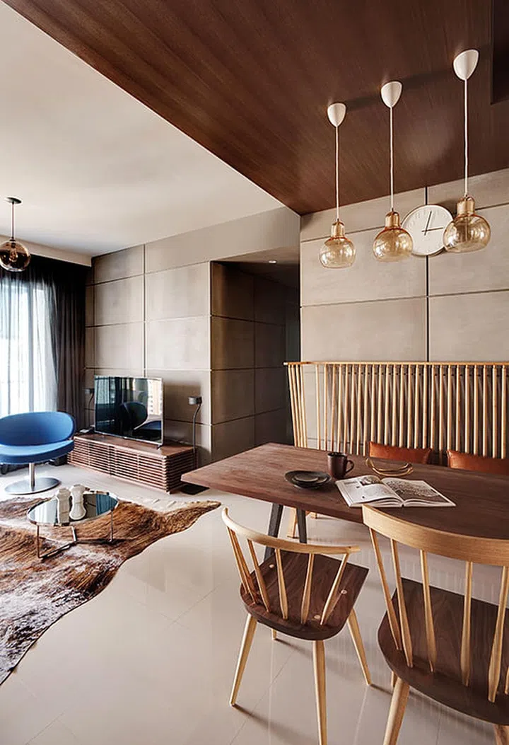 Placed above the dining table, glass pendant lamps by Danish Design label &tradition echo the look of the ones in the living area.