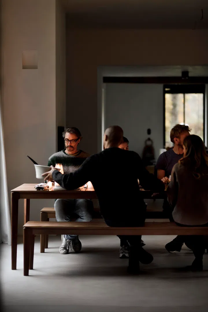 The real test of a hosting-friendly home is not how it looks empty, but how comfortably it functions once people are actually moving, sitting, and gathering within the space.
