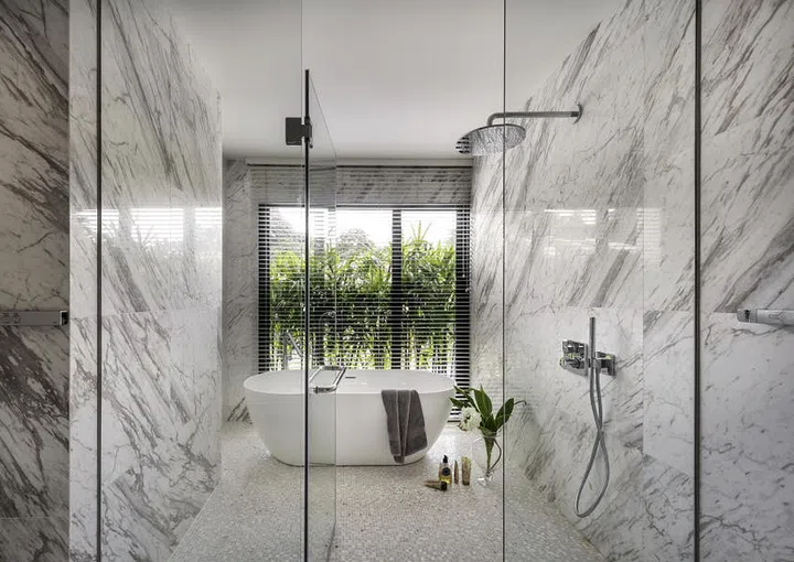 Using marble in the bathroom makes it look refined and luxurious. Interior design: Collective Design