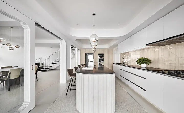 The new kitchen
with a generous
island makes it a
conducive space
for breakfast,
as well as for a
family cookout.