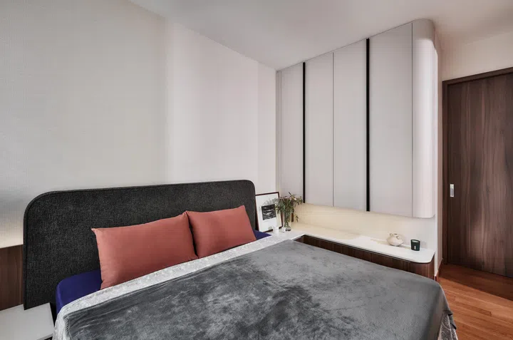 A fragmented wardrobe design and ambient lighting soften the visual weight of storage, creating a refined and restful retreat for the homeowners’ parents.