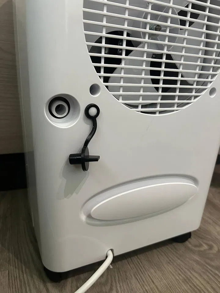 Be sure to close this plug or insert the drainage tube on your Mistral 10L Dehumidifier with Ionizer and UV, MDH1022, before turning it on!