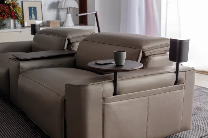 With a smart light, media console and Smart Pocket® accessories within reach, you’d hardly need to get up from the King Cloud Recliner for anything.