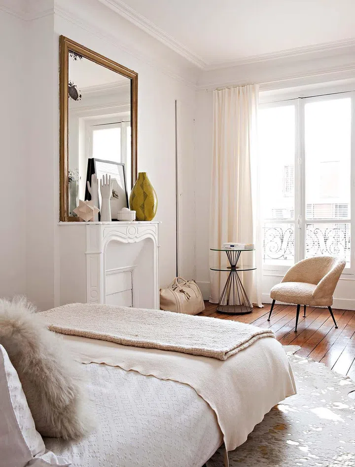 Light colours dominate in the bedroom.