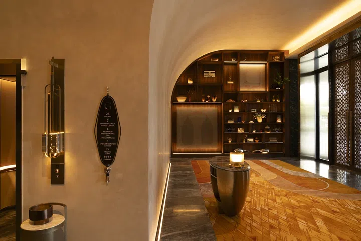Arrival hall in the Andaz One Bangkok houses the artwork “Pocket of Nature” by Pinaree Sanpitak.