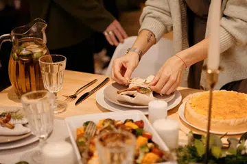 8 Christmas Tableware Under $30: For a stylish Christmas dinner table setting